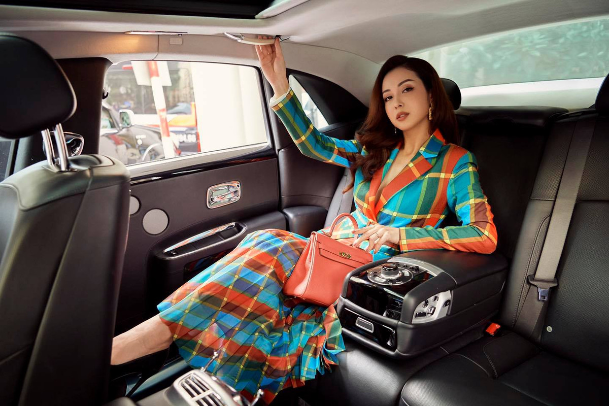 Sau sinh, Jennifer rất chú trọng đến việc chăm sóc cho bản thân để không chỉ lấy lại vóc dáng thon gọn và còn cả vẻ ngoài luôn tươi tắn, rạng rỡ nữa. Người đẹp tiếp tục khiến nhiều người phải trầm trồ khi chỉ sau 3 tháng sinh đứa con thứ 4 đã có thể giảm ngay 13kg.