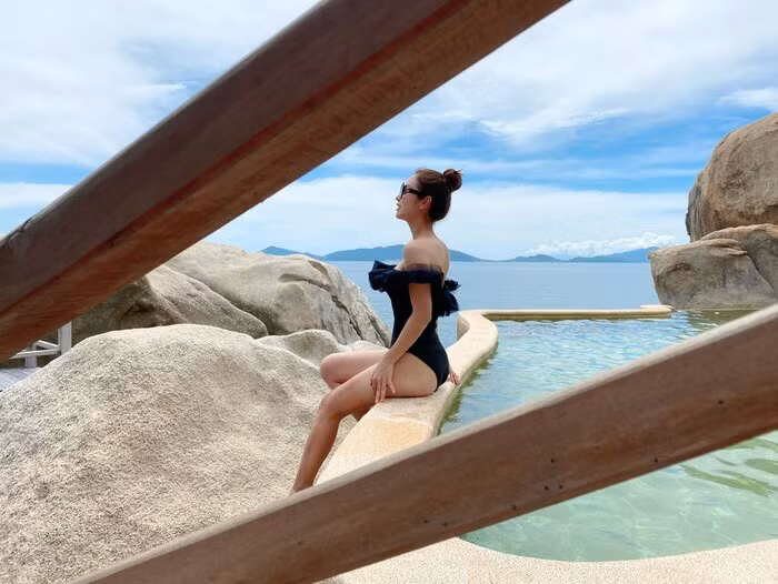 Chính vì vậy, sau sinh mỹ nhân tuổi Sửu này cũng không quá kiêng khem nhưng lại rất chăm chỉ tập luyện với sự hỗ trợ của huấn luyện viên, giúp cho việc tập vừa khoa học lại hiệu quả nhất.