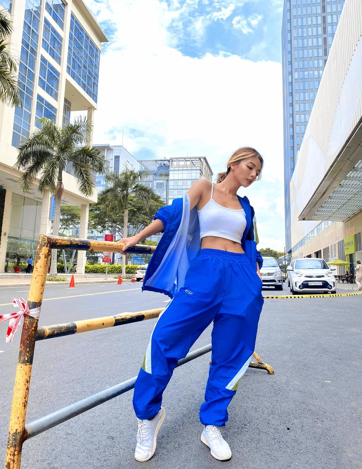 Áo croptop là một trong những items được người đẹp sinh năm 1997 mê mẩn bởi khoe được vòng eo con kiến, cũng như nét trẻ trung, hiện đại của loại trang phục này.