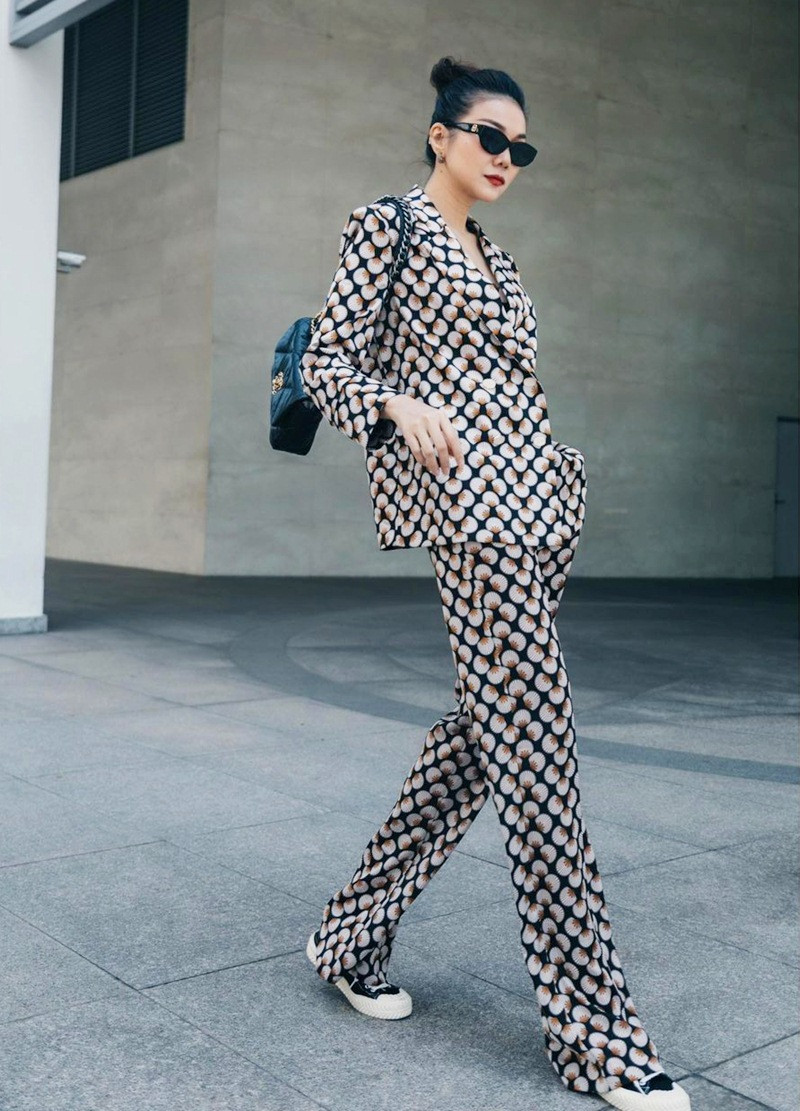 Thanh Hằng toát lên vẻ sang chảnh với bộ suit phom rộng, họa tiết bắt mắt.