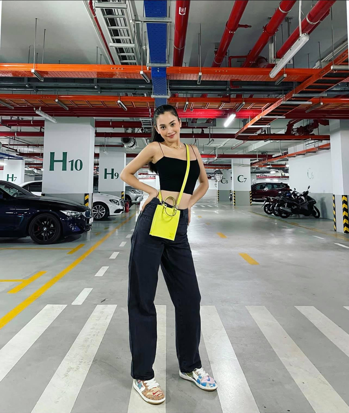 Crop-top phối cùng quần jeans lưng cao giúp Tiểu Vy khoe khéo vòng 2 phẳng lỳ. 