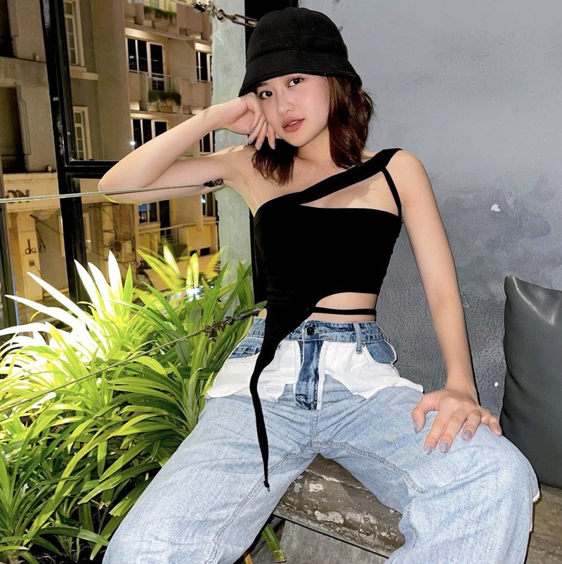 Diễn viên Thùy Anh tự làm mới phong cách ăn mặc với áo cut-out độc đáo, phối cùng quần jeans lộn ngược.