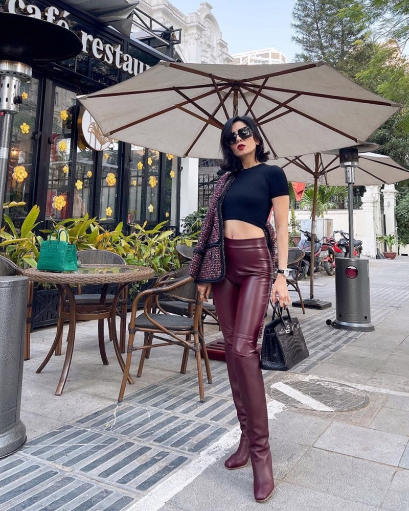 Dạo phố ngày hửng nắng, Lệ Quyên “thả dáng” tự tin với crop top, quần da bó và boots cao, khoác hờ áo tweed cực sang chảnh.