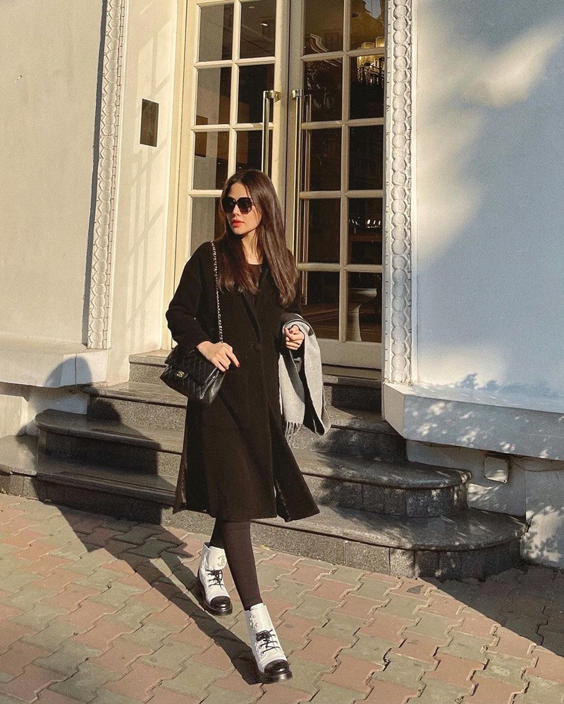 Phanh Lee cũng dạo phố ngày lạnh với set đồ đen, khoác áo dáng dài và mang combat boots cá tính. Ảnh: IG, FB.