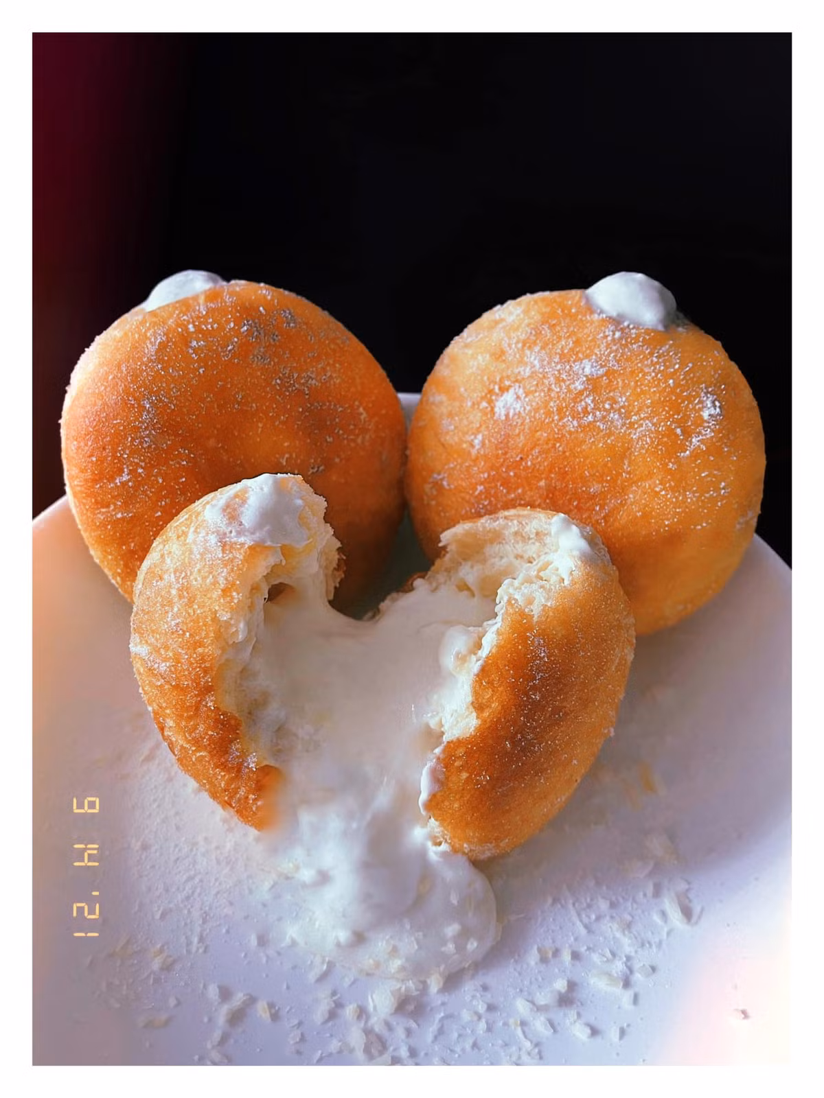 Đây là bánh rán nhân kem sầu riêng siêu béo ngậy.