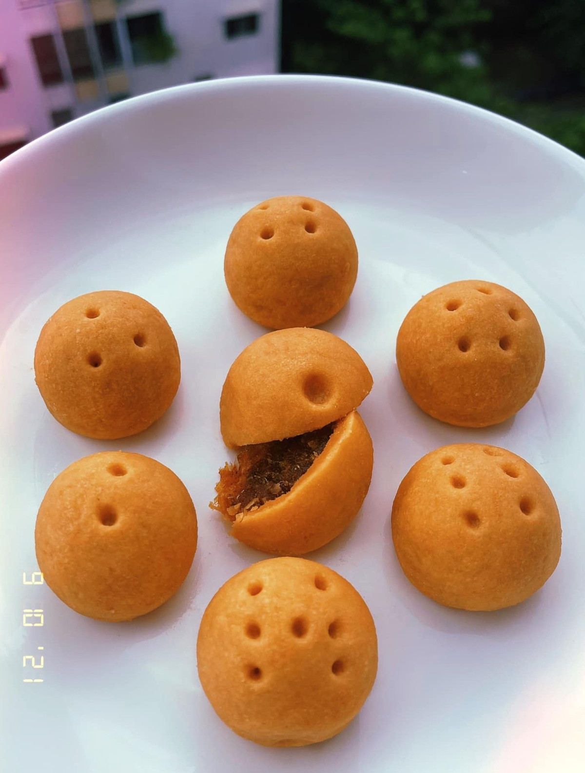 Điều khiến mọi người thật sự trầm trồ hơn cả đó là nam diễn viên có thể làm tới hơn 50 loại bánh khác nhau trong vòng 1 tháng, loại nào trông cũng đẹp mắt.