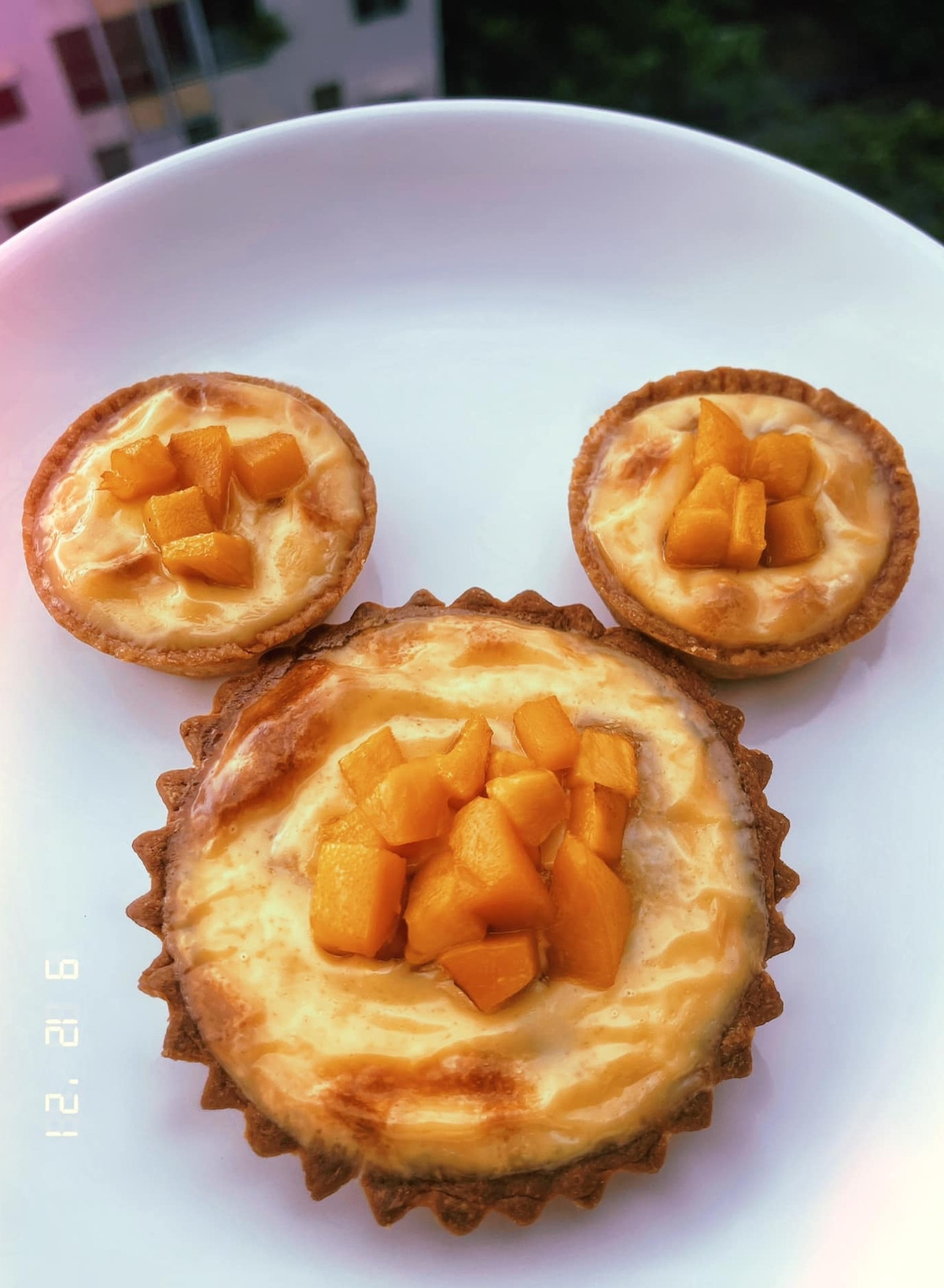 Bánh tart xoài bên ngoài giòn rụm, bên trong ngọt ngào, vỏ bánh thơm đến nỗi anh muốn ăn ngay khi lấy ra khỏi lò.