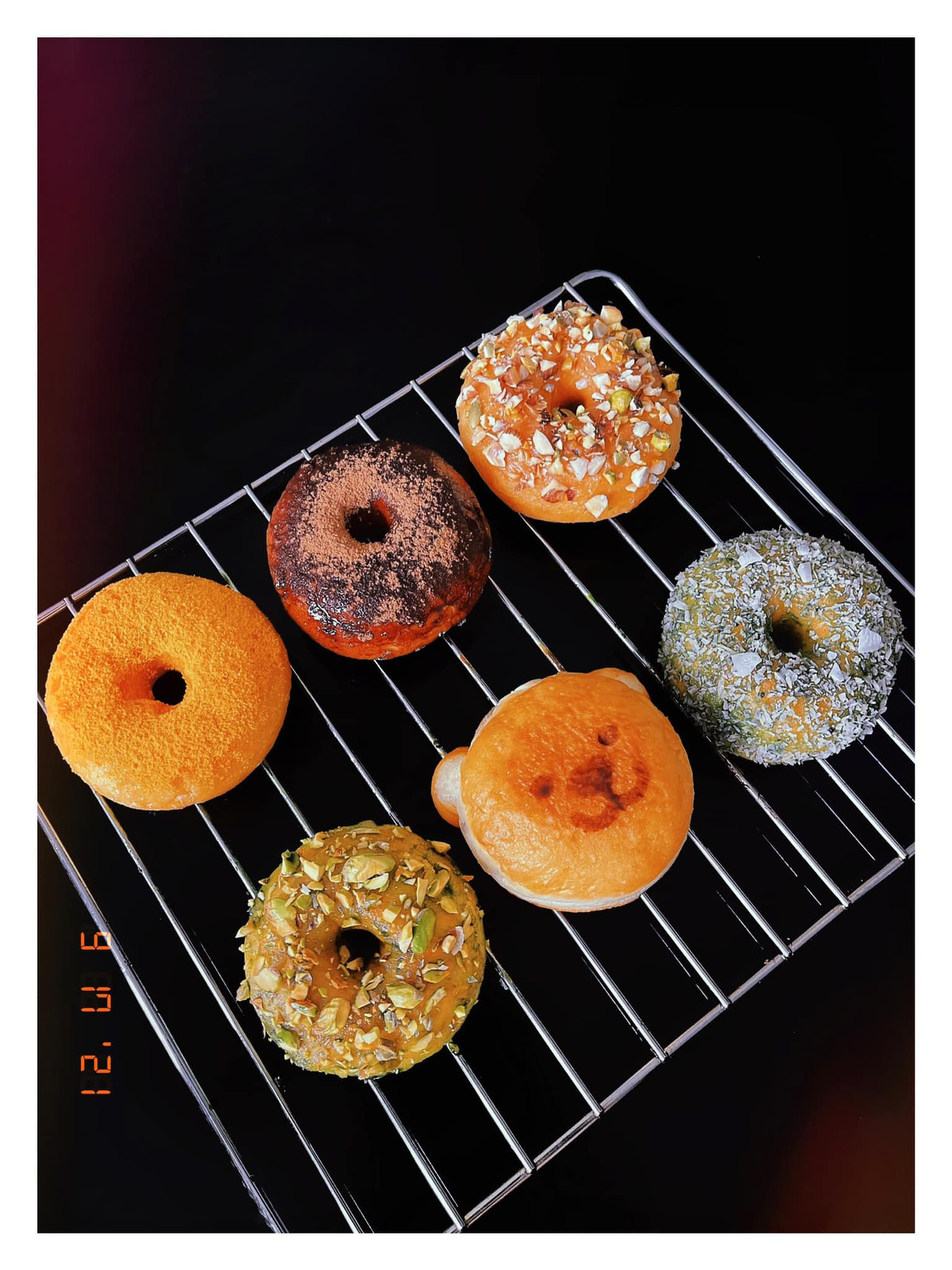 Dường như không loại bánh nào làm khó được nam diễn viên. Anh còn làm bánh donut nhiều vị cho các cháu. Những chiếc bánh ngọt không chỉ thơm ngon mà được BB Trần trang trí đẹp không kém ngoài tiệm.