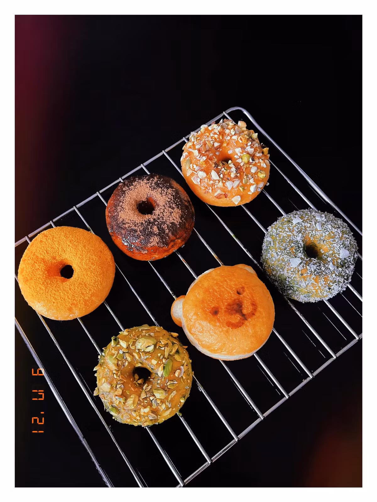 Dường như không loại bánh nào làm khó được nam diễn viên. Anh còn làm bánh donut nhiều vị cho các cháu. Những chiếc bánh ngọt không chỉ thơm ngon mà được BB Trần trang trí đẹp không kém ngoài tiệm.