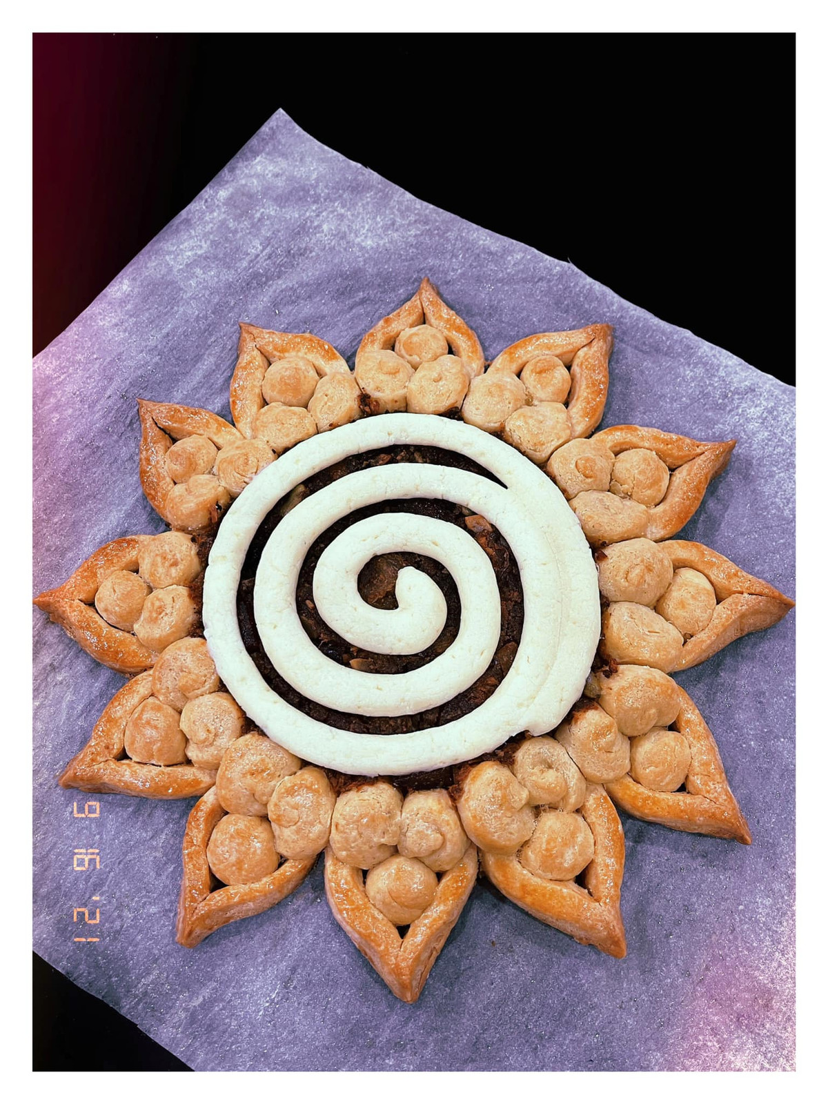 Món bánh pie hoa mặt trời với nhân thịt lạp xưởng trứng muối và sốt phô mai khiến nhiều người chỉ nhìn thôi cũng đủ thèm thuồng.