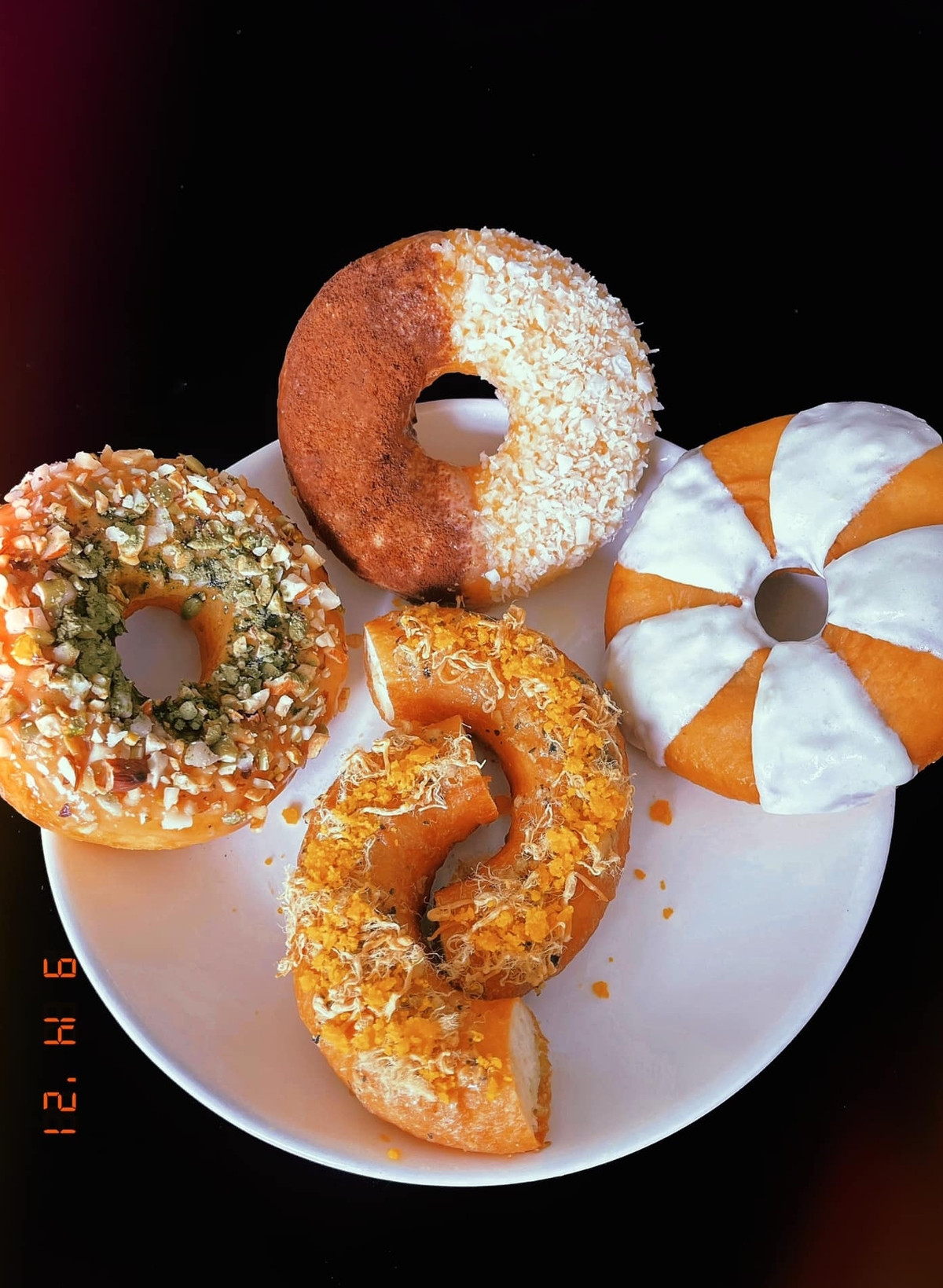 Bánh donut 4 vị gồm: vị bơ đậu phộng và các loại hạt; vị nửa chocolate nửa sữa dừa; vị kem sầu riêng; vị bơ tỏi chà bông trứng muối.