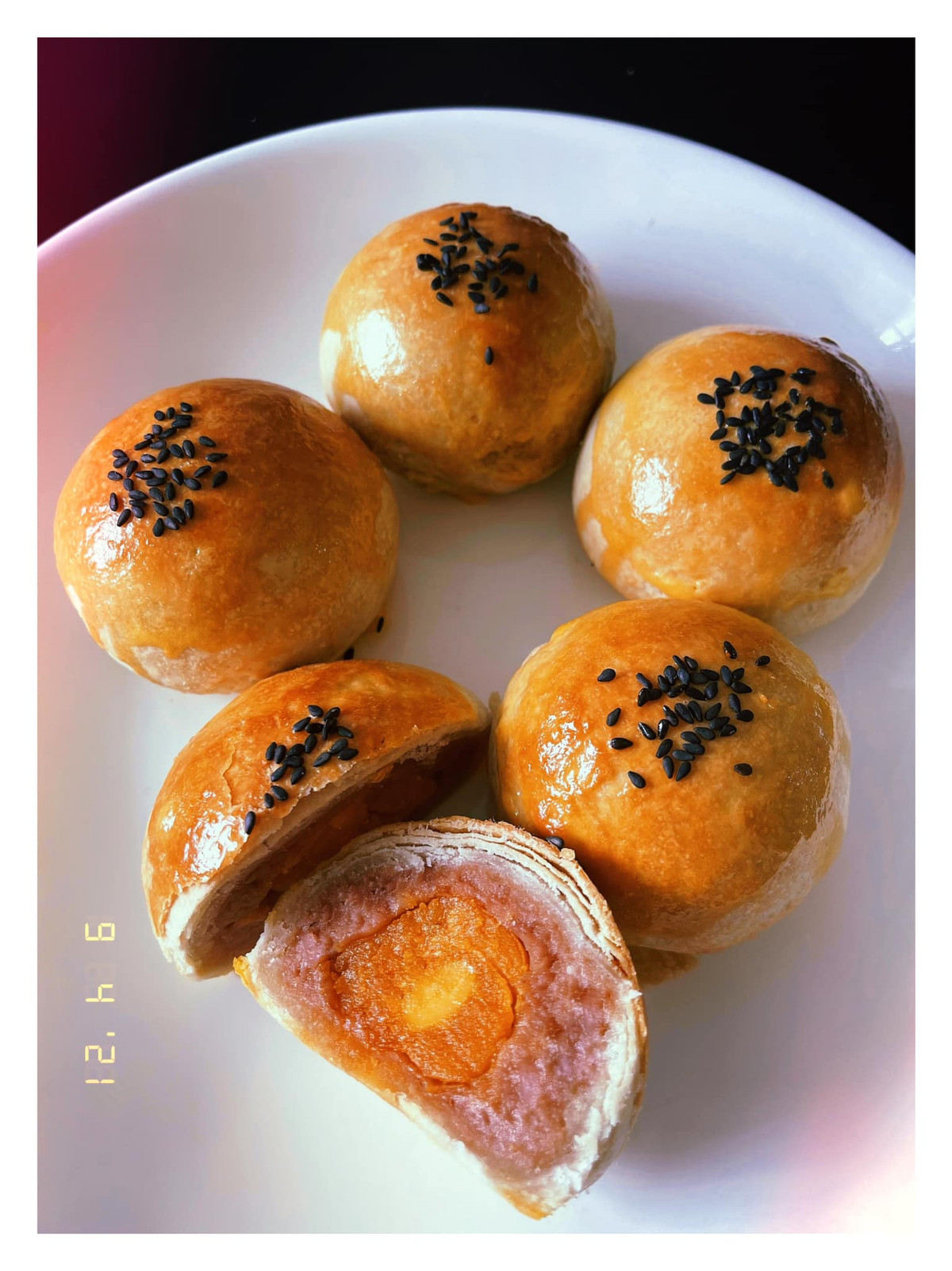 BB Trần được khen hết lời với món bánh ngàn lớp nhân khoai môn trứng muối.