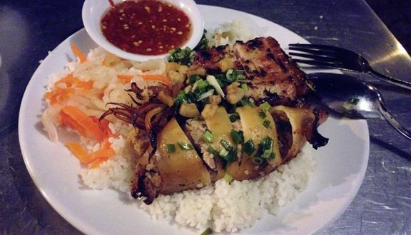 Cơm ở đây đúng chuẩn hạt gạo tấm, thức ăn đi kèm từ sườn nướng, gà rán, bì sợi, chả thịt cho đến trứng ốp, xúc xích, thịt kho, tôm rim, mực nhồi, xíu mại… món nào món nấy bày biện đẹp mắt, màu sắc óng ả mỡ màng.