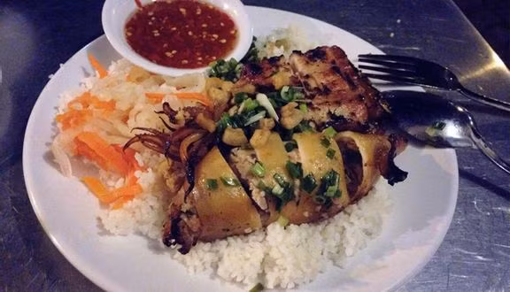 Cơm ở đây đúng chuẩn hạt gạo tấm, thức ăn đi kèm từ sườn nướng, gà rán, bì sợi, chả thịt cho đến trứng ốp, xúc xích, thịt kho, tôm rim, mực nhồi, xíu mại… món nào món nấy bày biện đẹp mắt, màu sắc óng ả mỡ màng.