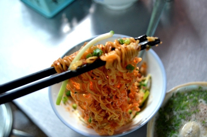 Mì muối ớt: Đây cũng là một trong những món độc đáo được nhiều người nhắc tên ẩm thực khi nói tới Sài Gòn. Món ăn lạ miệng này được bán trong con hẻm nhỏ trên đường Trần Kế Xương (quận Phú Nhuận, Tp.HCM). Nguyên liệu chế biến một tô mì muối ớt chủ yếu là mì tôm được chiên sẵn.