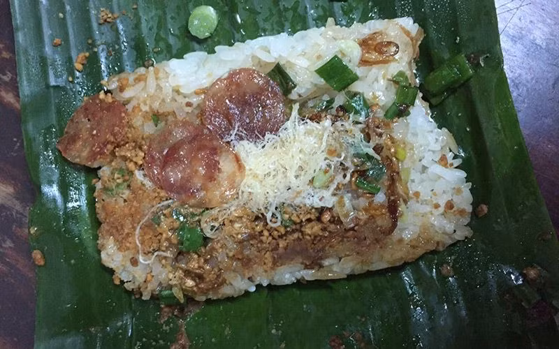 Xôi "nhà xác" được để trong lá chuối, khi cầm nóng muốn bỏng cả tay. Một gói xôi gồm một miếng xôi trắng bằng lòng bàn tay, phủ lên trên có pate mỏng, lạp xưởng, chà bông, đậu phộng và rưới chút mỡ hành phi… cắn tới đâu xé lá chuối tới đó, vị xôi hòa quyện vô cùng hấp dẫn.