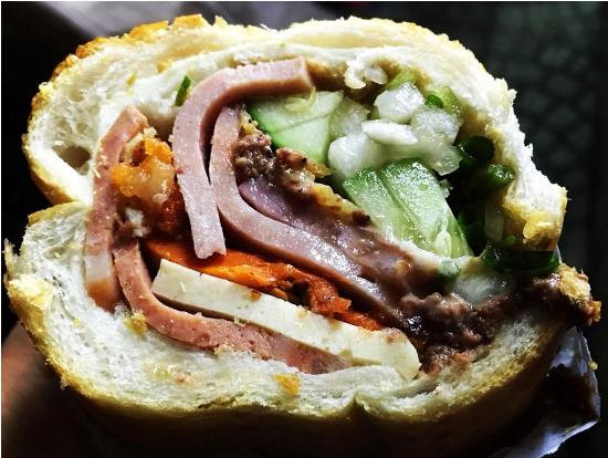 Với giá bán lên đến 30.000 đồng/ổ, nhưng mỗi buổi chiều tối đến tận đêm khuya, lúc nào cũng có một đoàn người với hàng chục xe máy ô tô lớn nhỏ đứng chật dười lòng đường Lê Thị Riêng để xếp hàng mua bánh.