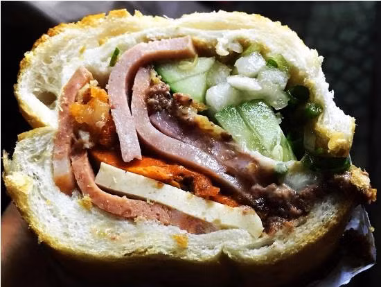 Với giá bán lên đến 30.000 đồng/ổ, nhưng mỗi buổi chiều tối đến tận đêm khuya, lúc nào cũng có một đoàn người với hàng chục xe máy ô tô lớn nhỏ đứng chật dười lòng đường Lê Thị Riêng để xếp hàng mua bánh.