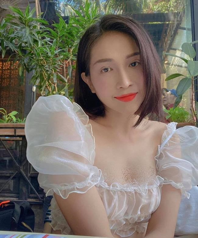 Để giữ gìn vóc dáng gọn gàng, săn chắc ở tuổi 34, Khả Như tích cực tập yoga. Đồng thời chú ý ăn uống điều độ, cô thường ăn những thực phẩm có lợi cho sức khỏe như khoai lang, táo, nho, nước ép cam... Ảnh: FB, Internet.