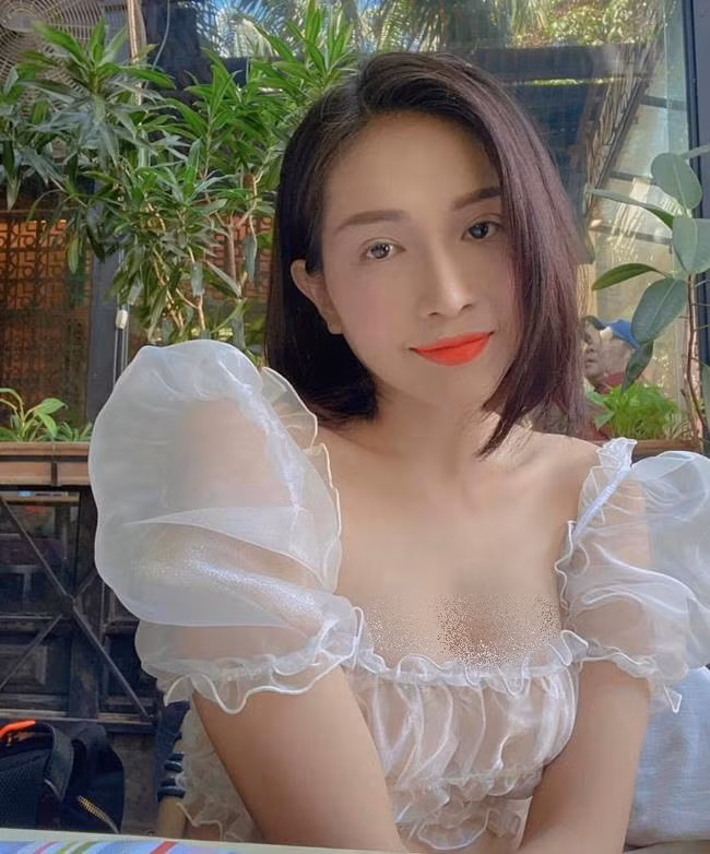 Để giữ gìn vóc dáng gọn gàng, săn chắc ở tuổi 34, Khả Như tích cực tập yoga. Đồng thời chú ý ăn uống điều độ, cô thường ăn những thực phẩm có lợi cho sức khỏe như khoai lang, táo, nho, nước ép cam... Ảnh: FB, Internet.