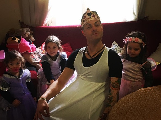 Bố cũng có thể hóa trang thành mọi nhân vật mà các cô con gái muốn. Ảnh: BS.