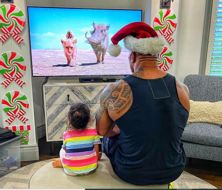 Cha và con cùng xem phim hoạt hình dịp lễ Giáng sinh.