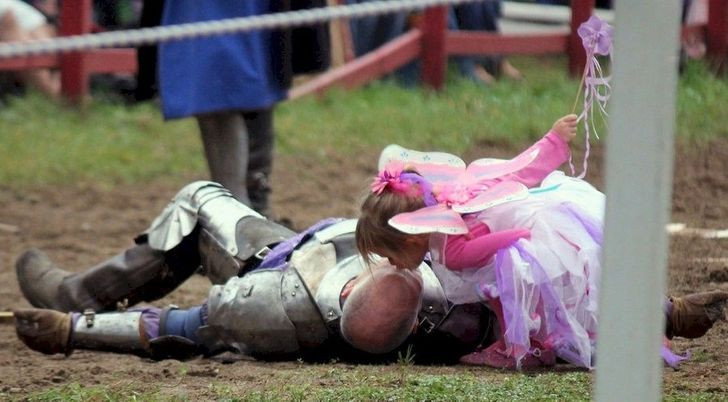  Cha và con gái luôn có một sự kết nối thân thiết. Cô con gái nhỏ bé hóa thiên thần đến cổ vũ bố khi ông gục ngã.