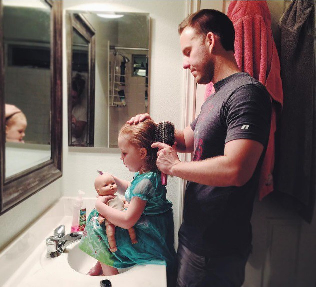 Khi mẹ vắng nhà, cha sẽ chải tóc và chơi cùng con.