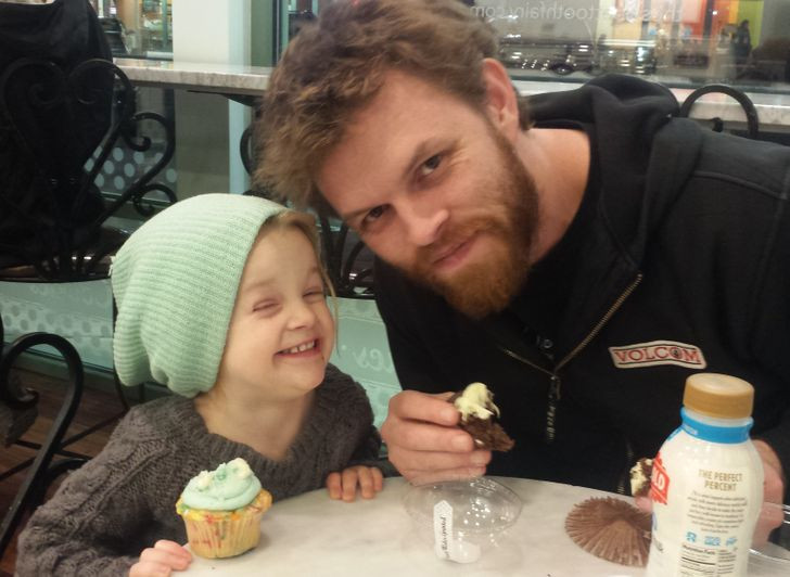 Biểu cảm đáng yêu của hai cha con khi ăn bánh.