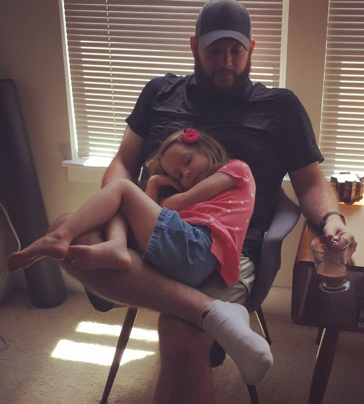 Khi cha trở thành chiếc "giường êm ái" đưa con vào giấc ngủ ngon.