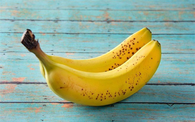 Chuối là loại trái cây không những có hàm lượng chất dinh dưỡng cao mà còn có thể giải rượu, thanh lọc. Lượng kali dồi dào trong chuối sẽ bù đắp vào lượng khoáng chất và chất điện giải cơ thể bị mất đi khi uống rượu. Chủ động ăn chuối trước hoặc sau khi uống rượu để tránh tình trạng mất sức, mệt mỏi, đau nhức cơ thể, chuột rút.