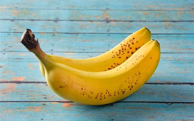 Chuối là loại trái cây không những có hàm lượng chất dinh dưỡng cao mà còn có thể giải rượu, thanh lọc. Lượng kali dồi dào trong chuối sẽ bù đắp vào lượng khoáng chất và chất điện giải cơ thể bị mất đi khi uống rượu. Chủ động ăn chuối trước hoặc sau khi uống rượu để tránh tình trạng mất sức, mệt mỏi, đau nhức cơ thể, chuột rút.