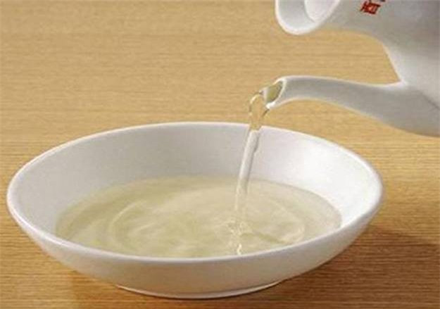 Giấm: Nấu một bát canh chua từ giấm hoặc uống từ từ một ly giấm nhỏ khoảng 20 - 25ml sẽ giúp giải rượu.