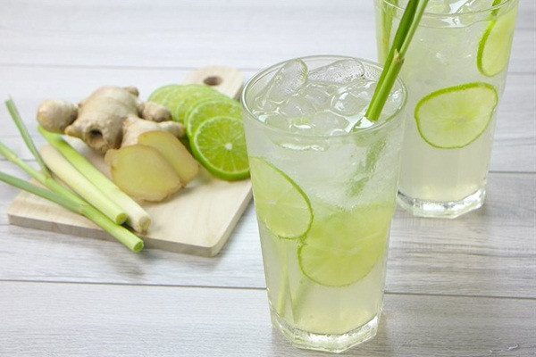 Nước chanh/quất là bài thuốc giải rượu có tác dụng rất tốt. Chanh tươi một quả, vắt nước cho uống hoặc thái mỏng, ăn cả quả càng tốt.