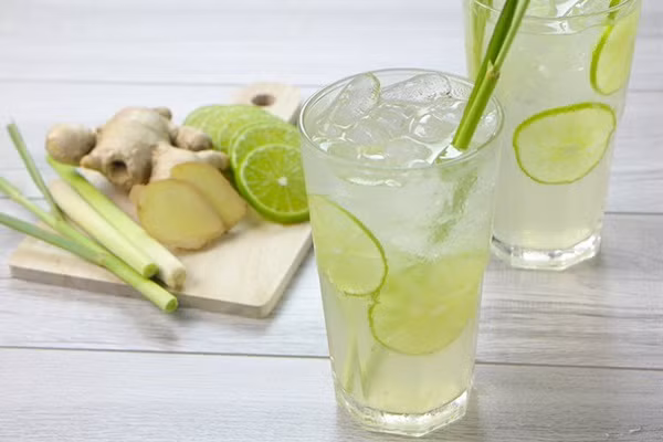 Nước chanh/quất là bài thuốc giải rượu có tác dụng rất tốt. Chanh tươi một quả, vắt nước cho uống hoặc thái mỏng, ăn cả quả càng tốt.