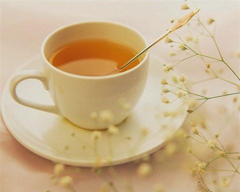 Mật ong: Chỉ đơn giản là pha mật ong với nước nóng và đem cho người say uống, chứng đau đầu do rượu gây ra được giảm đáng kể, đi vào giấc ngủ dễ dàng.