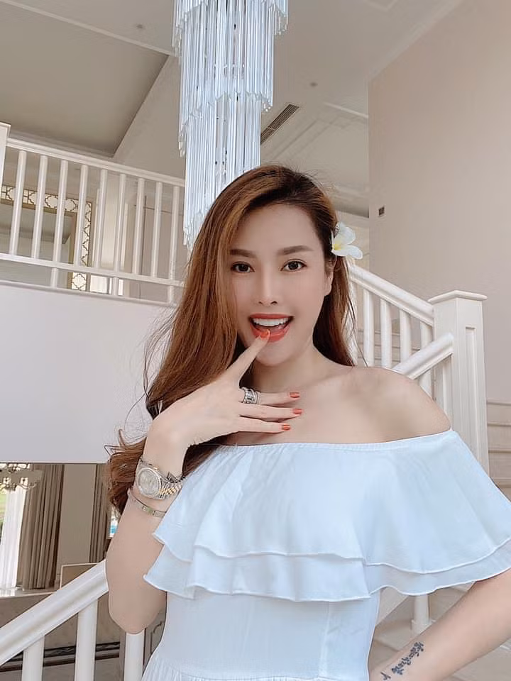 Sau gần 1 tháng sinh con, vòng eo của cô chưa hoàn toàn về lại như thời con gái nhưng đã gọn gàng hơn rất nhiều.