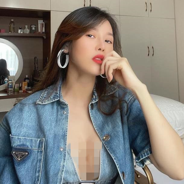 Được nhiều người khen nhanh chóng lại dáng và động viên khoe ảnh nên Quế Vân diện bikini và tự chụp ở nhà làm kỷ niệm.