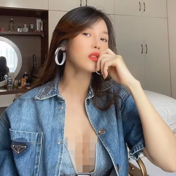 Được nhiều người khen nhanh chóng lại dáng và động viên khoe ảnh nên Quế Vân diện bikini và tự chụp ở nhà làm kỷ niệm.