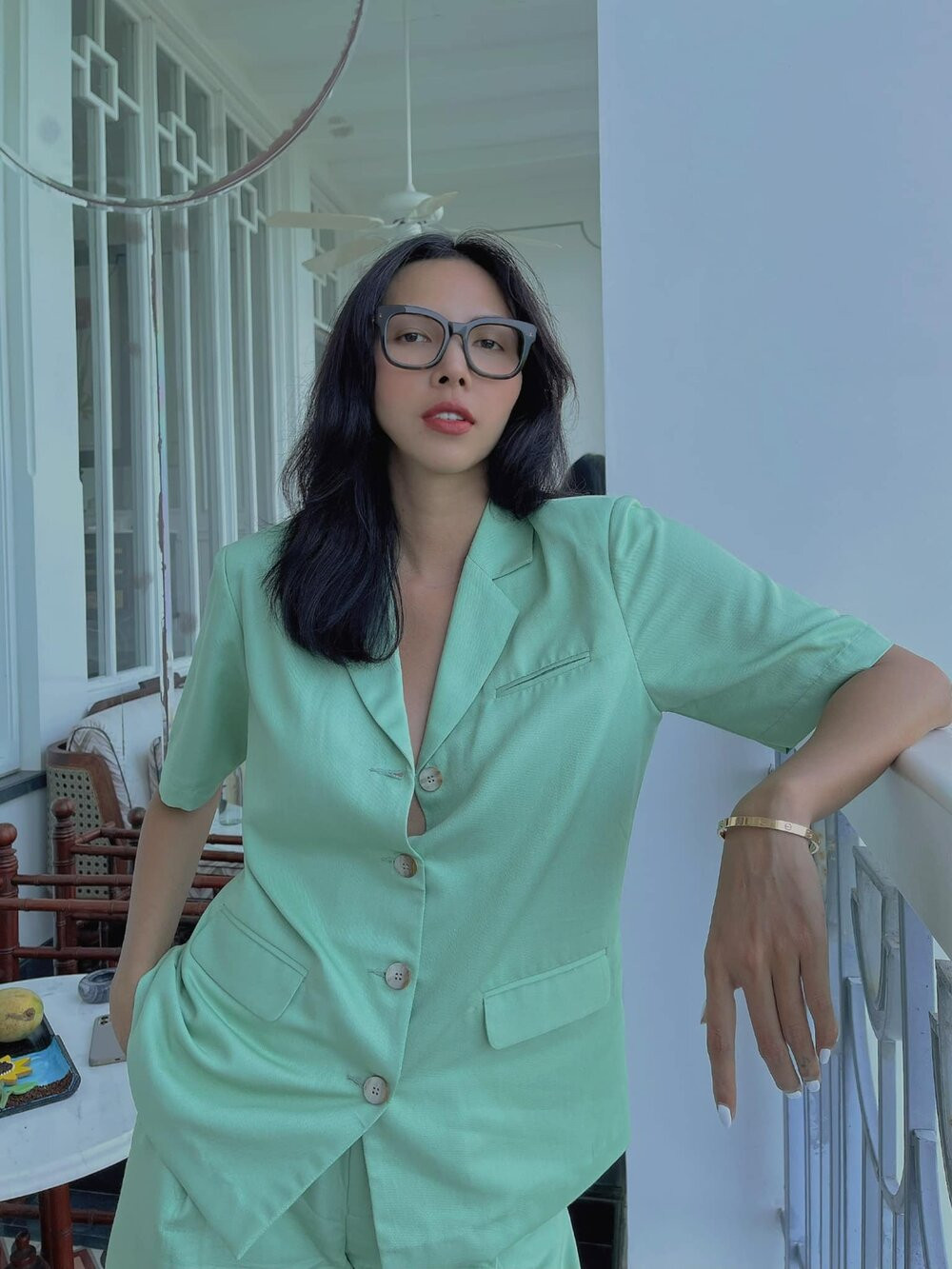 Khi cài cúc áo lại một cách cẩn thận, nữ siêu mẫu lại trở nên cá tính, trẻ trung nhưng vẫn thấp thoáng chút gì đó gợi cảm.