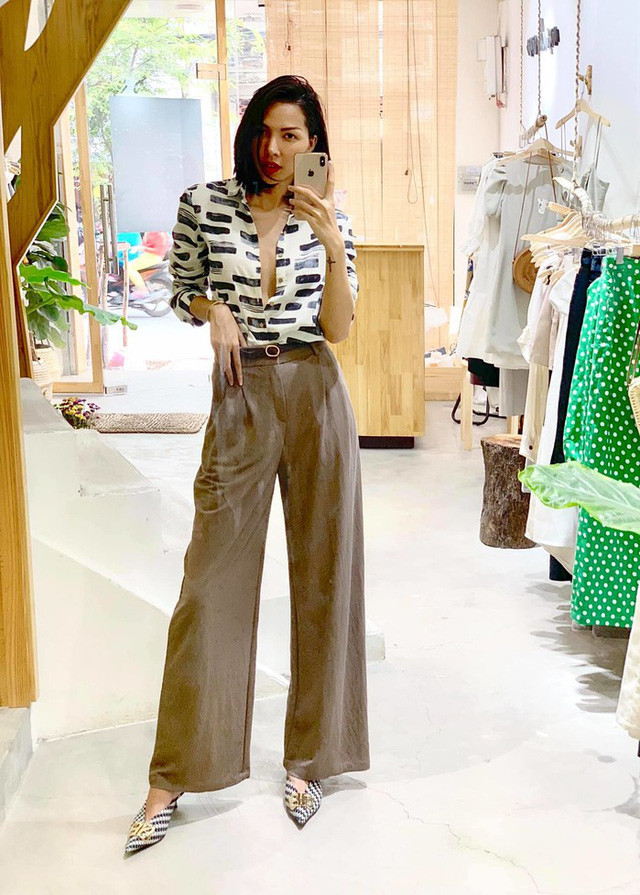 Minh Triệu thường xuyên mặc sơ mi buông hờ 2-3 cúc, lấp ló vòng 1 căng tràn của mình.