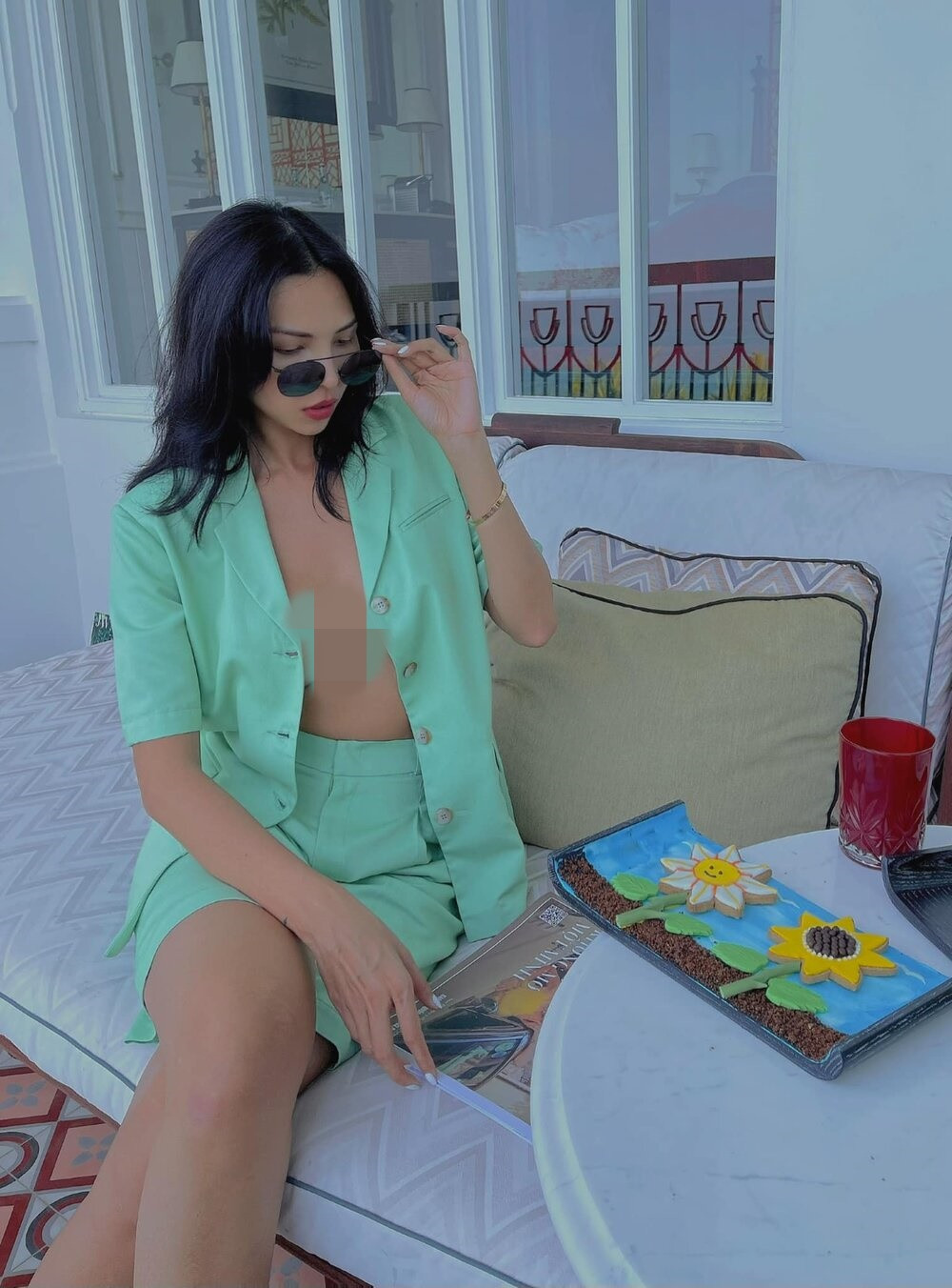 Minh Triệu diện set đồ màu xanh bạc hà buông lơi cúc áo, thả rông vòng 1 khiến dân tình "bỏng mắt".