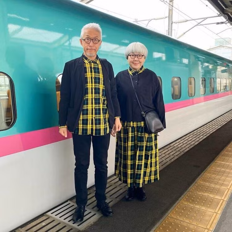 Ông Tsuyoshi chia sẻ rằng ông và vợ từng có gu ăn mặc khác nhau. Nhưng sau khi yêu nhau, cả hai dần có gu thời trang tương đồng.