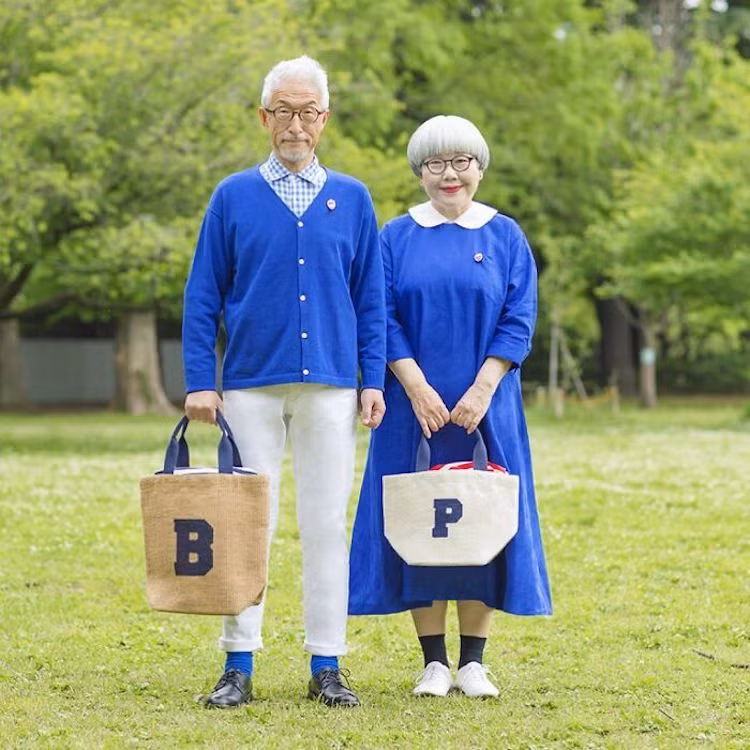 Hai ông bà thường chọn trang phục đồng điệu từ kiểu dáng đến màu sắc, họa tiết, đa số thuộc các thương hiệu nội địa ở Nhật.