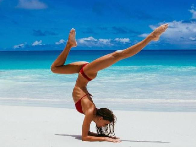 Dù thoải mái chia sẻ về bản thân, Sjana rất kín tiếng về gia đình, không đăng thông tin hay hình ảnh cha mẹ và anh chị em lên mạng xã hội.