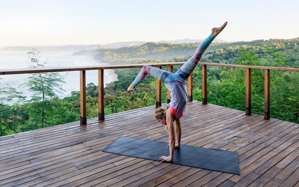 Sjana lập kênh vlog và thu hút lượng lớn người hâm mộ. Cô chủ yếu chia sẻ về các bài tập, cuộc sống, thói quen tập yoga hàng ngày và nhật ký du lịch của mình dưới dạng video.