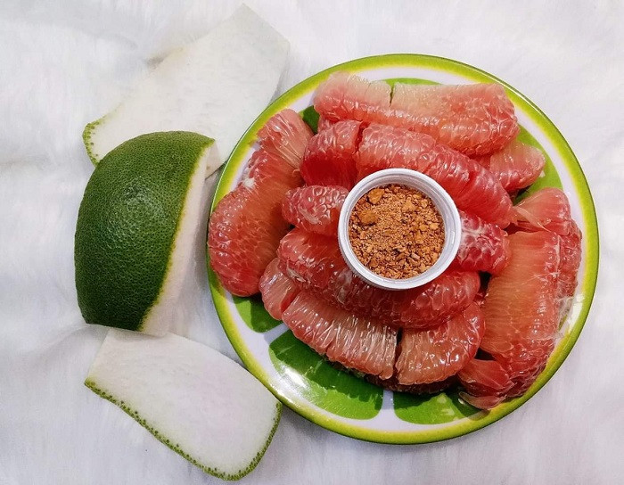 Bưởi da xanh: Bưởi da xanh Bến Tre là một loại quả quý và vô cùng thơm ngon, bổ dưỡng với nhiều thành phần dinh dưỡng có khả năng tăng cường sức khỏe và phòng chống bệnh tật. Các múi bưởi bên trong có màu hồng, thường rất ít hạt, thưởng thức có vị ngọt đậm đà và thanh mát.