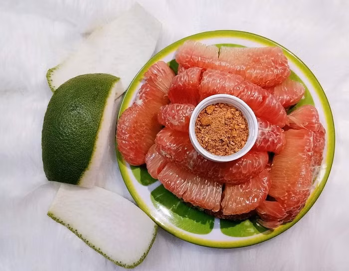 Bưởi da xanh: Bưởi da xanh Bến Tre là một loại quả quý và vô cùng thơm ngon, bổ dưỡng với nhiều thành phần dinh dưỡng có khả năng tăng cường sức khỏe và phòng chống bệnh tật. Các múi bưởi bên trong có màu hồng, thường rất ít hạt, thưởng thức có vị ngọt đậm đà và thanh mát.