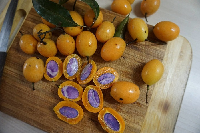 Thanh trà: Khi ngửi mùi hay vừa ăn thanh trà bạn sẽ liên tưởng ngay đến xoài. Thanh trà là trái cây đặc sản miền Tây có vỏ màu vàng tươi đẹp mắt, khi ăn có độ giòn và tuyệt vời hơn khi chấm với muối ớt. Bạn cũng có thể thưởng thức thanh trà bằng cách xay sinh tố cùng đường và đá để thưởng thức trong mùa hè.