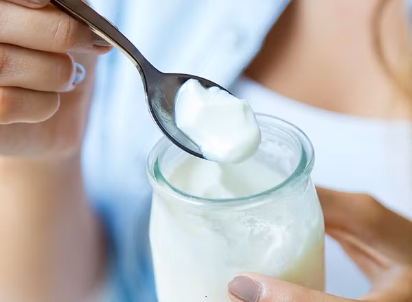 2. Sữa chua: Khi phụ nữ bước vào tuổi trung niên, các bệnh tâm sinh lý trở nên phổ biến. Sữa chua có thể giúp ngăn ngừa nguy cơ mắc các bệnh liên quan đến xương, các vấn đề tâm lý và các triệu chứng tiền mãn kinh ở phụ nữ 40 hoặc trên 40 tuổi. Nó rất giàu chất dinh dưỡng thiết yếu như canxi, vitamin B12 và riboflavin.